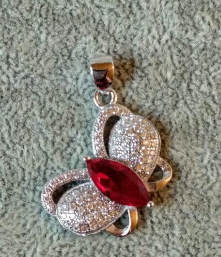 Colgante forma de mariposa piedra roja  en Plata de Ley rodiada 925 Nuevo (106)