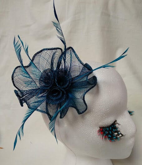 Tocado broche para ceremonia mujer combinado rafia y plumas azul turquesa