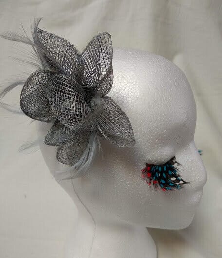 Tocado broche para ceremonia mujer combinado rafia y plumas color gris