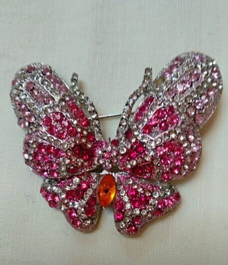 Broche bisuteria plateado con forma de mariposa cuajado de piedras.Nuevo