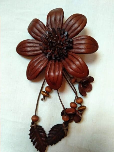Broche cuero con forma de flor.Nuevo