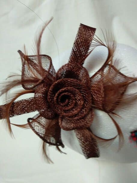 Tocado broche para ceremonia mujer combinado rafia y plumas color marrón - Imagen 3