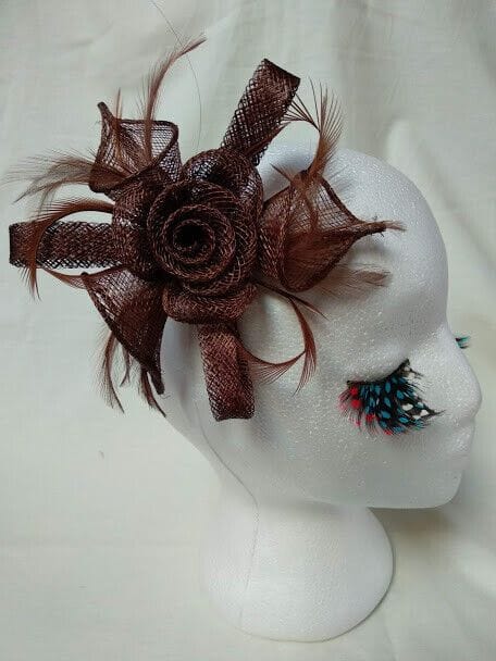 Tocado broche para ceremonia mujer combinado rafia y plumas color marrón