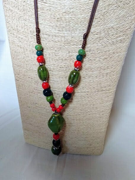 Collar étnico mujer combinando cuentas de ceramica tonos verdes y coral Nuevo - Imagen 3