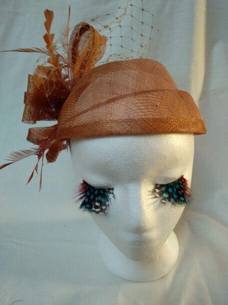 Tocado Casquete realizado en paja con adorno de lazo y plumas - Imagen 3