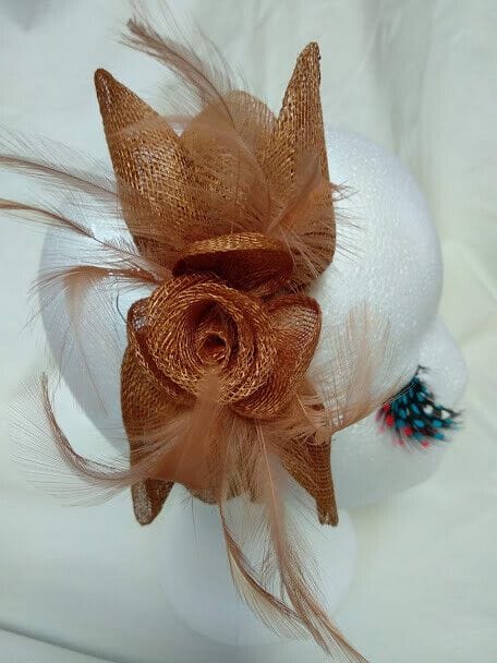 Tocado diadema para ceremonia mujer combinado rafia y plumas marrón claro - Imagen 3