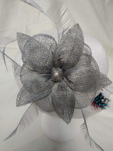 Tocado broche para ceremonia mujer combinado rafia y plumas color gris - Imagen 3