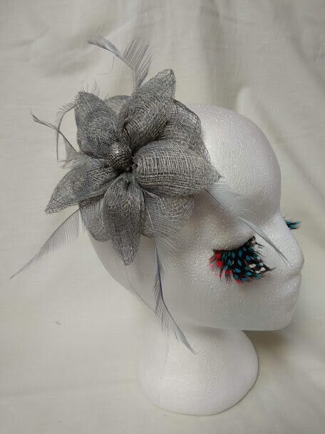 Tocado broche para ceremonia mujer combinado rafia y plumas color gris