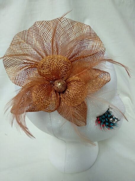 Tocado broche para ceremonia mujer combinado rafia y plumas color marrón claro - Imagen 3