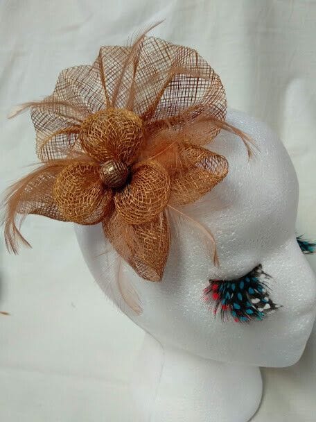 Tocado broche para ceremonia mujer combinado rafia y plumas color marrón claro