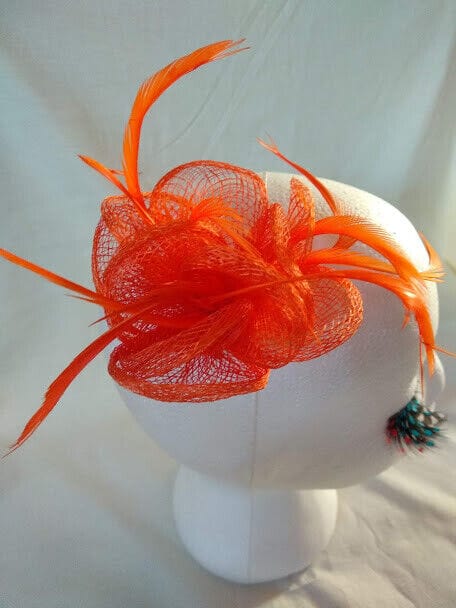 Tocado broche para ceremonia mujer combinado rafia y plumas color naranja