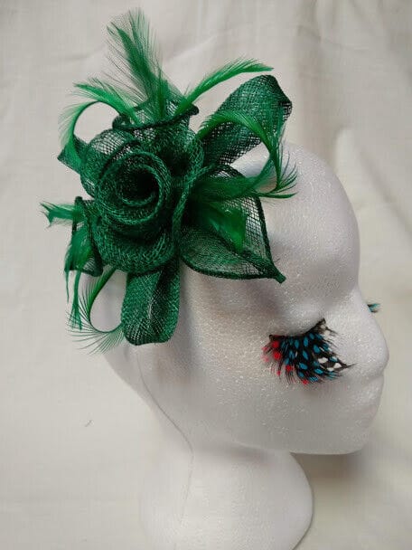 Tocado broche para ceremonia mujer combinado rafia y plumas color verde