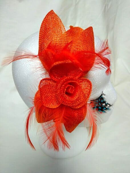 Tocado diadema para ceremonia mujer combinado rafia y plumas color naranja - Imagen 3