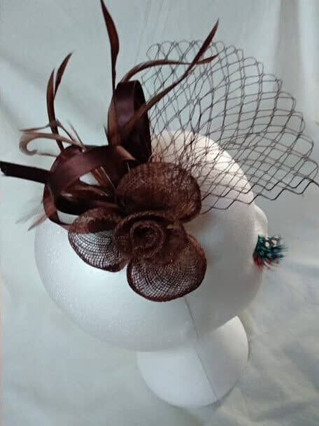 Tocado broche para ceremonia mujer combinado rafia y plumas color marrón - Imagen 3