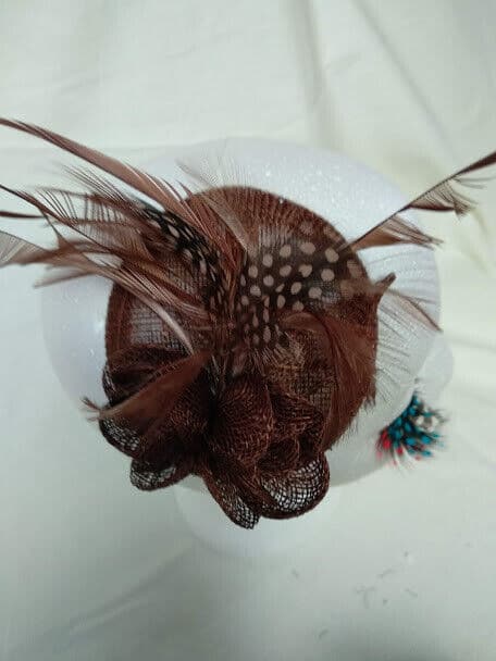 Tocado  para ceremonia mujer combinado rafia y plumas color marron - Imagen 3