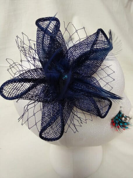 Tocado broche para ceremonia mujer combinado rafia y plumas color azul - Imagen 3