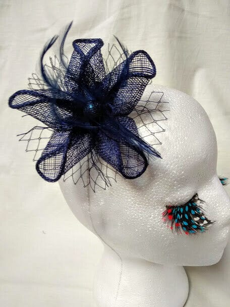 Tocado broche para ceremonia mujer combinado rafia y plumas color azul