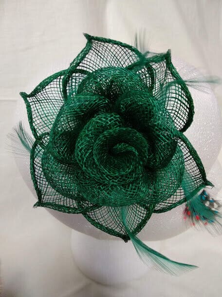 Tocado broche para ceremonia mujer combinado rafia y plumas color verde - Imagen 3
