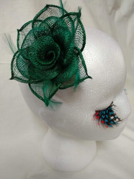 Tocado broche para ceremonia mujer combinado rafia y plumas color verde