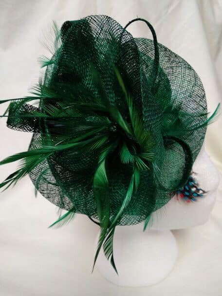 Tocado diadema para ceremonia mujer combinado rafia y plumas color verde - Imagen 3