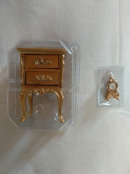 Casas de muñecas mesilla dorada con reloj  Nuevo y precintado (96)