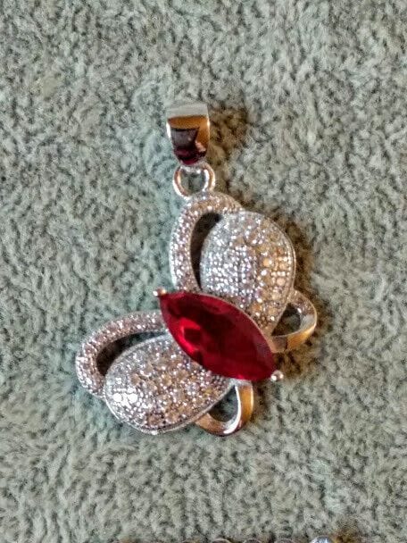 Colgante forma de mariposa piedra roja  en Plata de Ley rodiada 925 Nuevo (106)