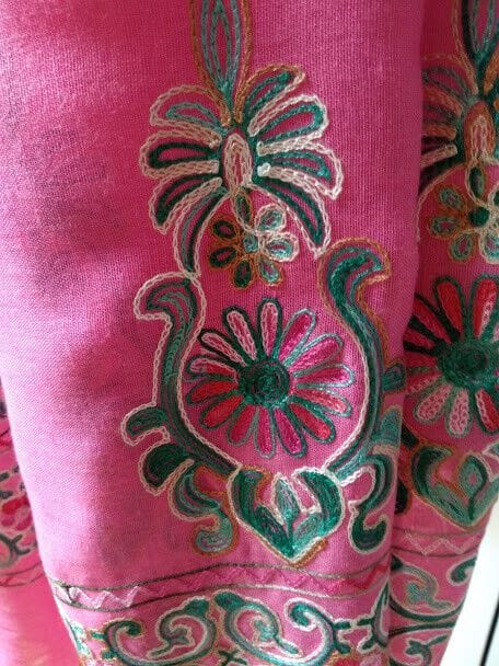 Fular color rosa con con bordado en los extremos  y flecos con abaloarios(134) - Imagen 3