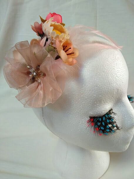 Tocado broche mujer flores  tela y plumas color salmón Nuevo