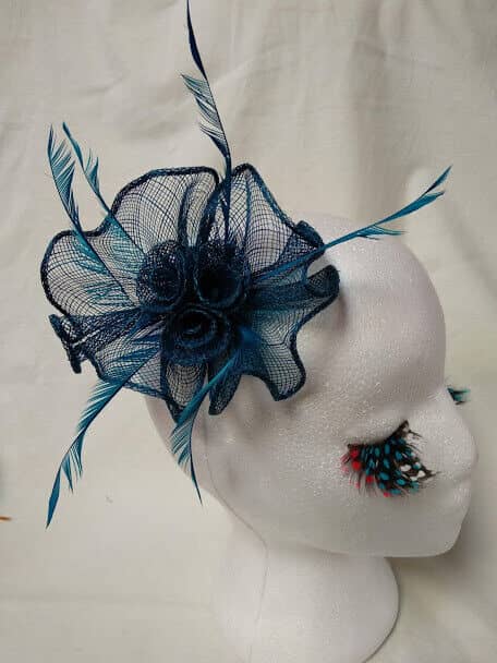 Tocado broche para ceremonia mujer combinado rafia y plumas azul turquesa