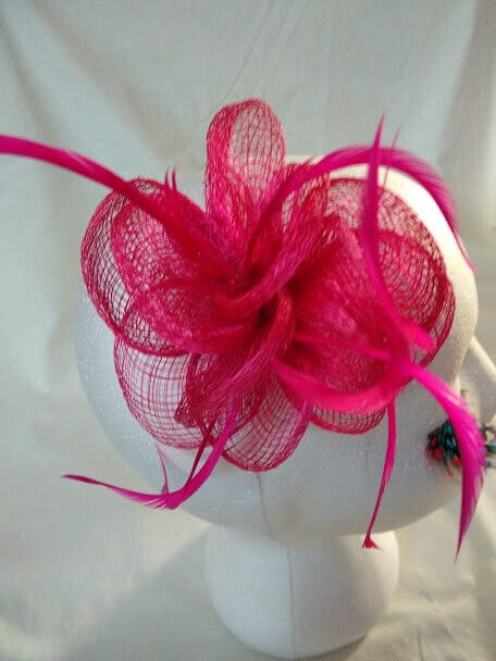 Tocado broche para ceremonia mujer combinado rafia y plumas color rosa fucsia - Imagen 3