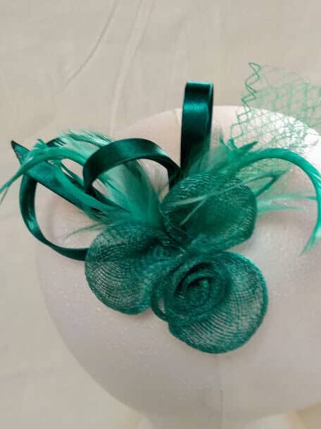 Tocado broche para ceremonia mujer combinado rafia y plumas color verde - Imagen 3