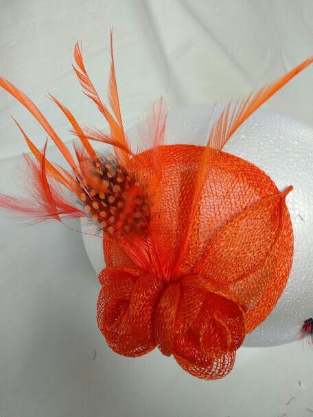 Tocado  para ceremonia mujer combinado rafia y plumas color naranja - Imagen 3
