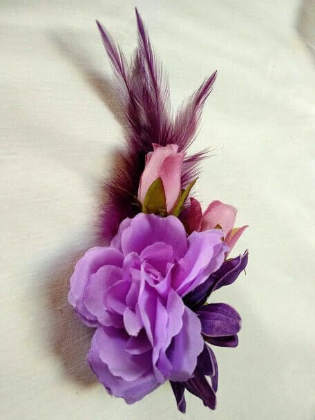 Tocado broche mujer flores tela y plumas en tonos morados Nuevo - Imagen 4