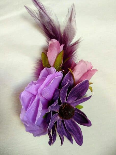 Tocado broche mujer flores tela y plumas en tonos morados Nuevo - Imagen 6