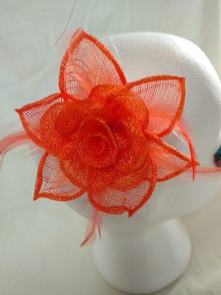 Tocado broche para ceremonia mujer combinado rafia y plumas color naranja - Imagen 3