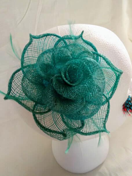 Tocado broche para ceremonia mujer combinado rafia y plumas color verde turquesa - Imagen 3