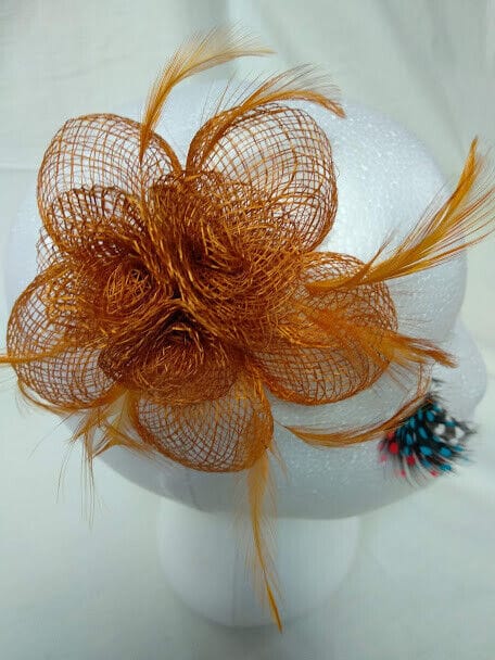 Tocado broche para ceremonia mujer combinado rafia y plumas toffee - Imagen 3