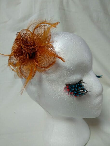 Tocado broche para ceremonia mujer combinado rafia y plumas toffee