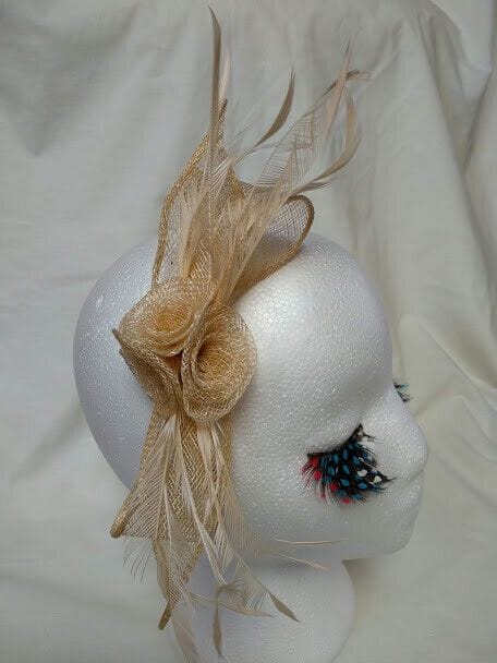 Tocado diadema para ceremonia mujer combinado rafia y plumas color paja - Imagen 3