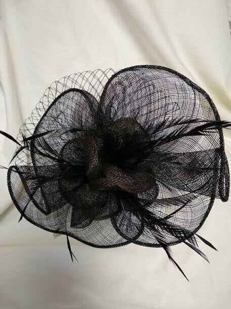 Tocado para ceremonia mujer combinado rafia y plumas negro - Imagen 3