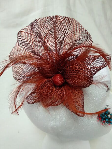 Tocado broche para ceremonia mujer combinado rafia y plumas color marrón - Imagen 3