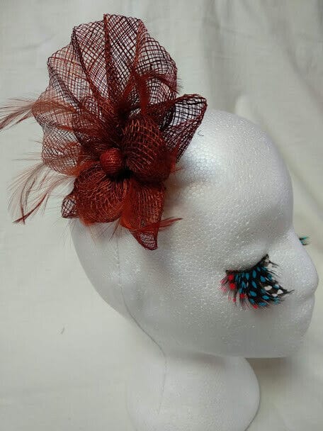 Tocado broche para ceremonia mujer combinado rafia y plumas color marrón