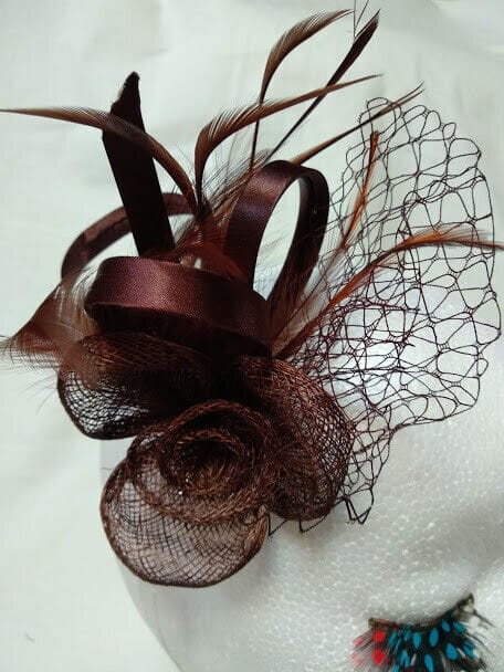 Tocado broche para ceremonia mujer combinado rafia y plumas color marron - Imagen 3