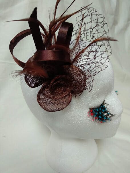 Tocado broche para ceremonia mujer combinado rafia y plumas color marron