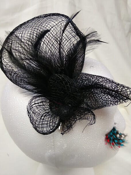 Tocado broche para ceremonia mujer combinado rafia y plumas negro - Imagen 3