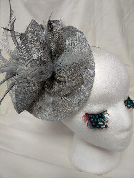 Tocado diadema para ceremonia mujer combinado rafia y plumas color  gris