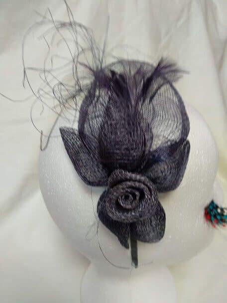 Tocado diadema para ceremonia mujer combinado rafia y plumas color lila