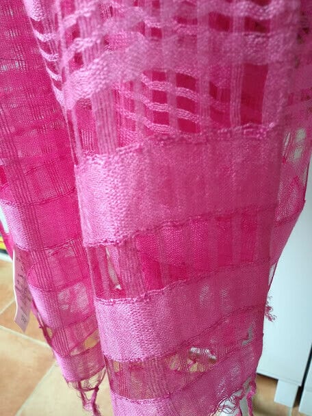 Fular viscosa en bonito color rosa  con flecos(134) - Imagen 4