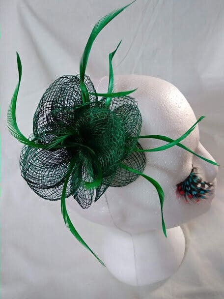 Tocado broche ceremonia mujer combinado rafia y plumas color verde