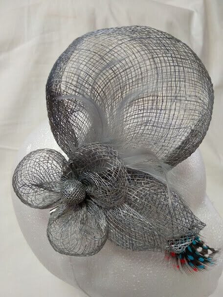 Tocado broche para ceremonia mujer combinado rafia y plumas gris perla - Imagen 3